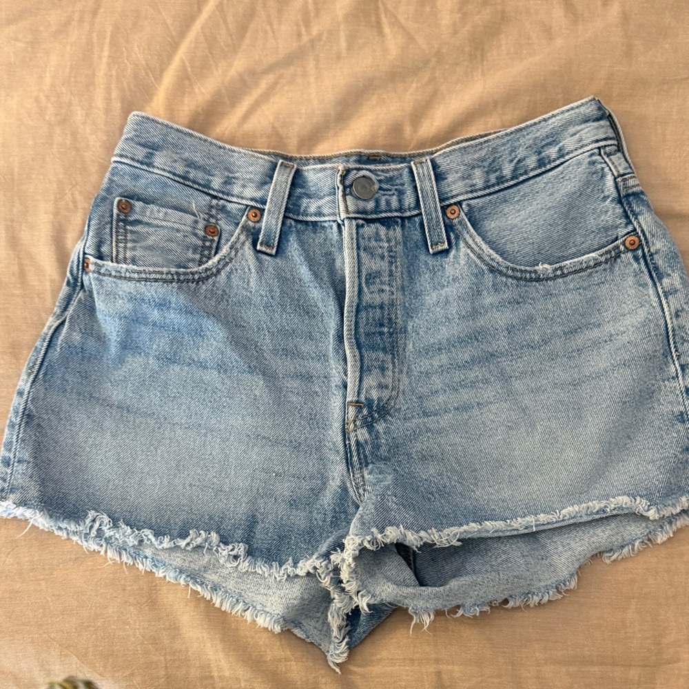 ❤️👖 Levi’s 501 High-Rise Light Blue Denim Cutoff Shorts with Frayed Hem